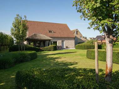 Classy Holiday Home in Aartrijke with Private Swimming Pool