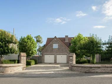 Classy Holiday Home in Aartrijke with Private Swimming Pool