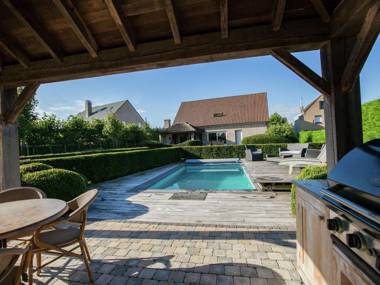 Classy Holiday Home in Aartrijke with Private Swimming Pool