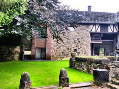 Modern and comfortably furnished apartment in a former coach house