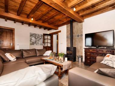 Spacious house in authentic Ardennes style with beautiful sunny garden