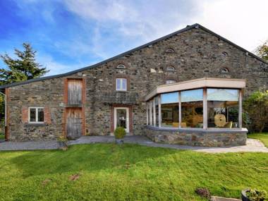 Rustic house with large garden and conservatory