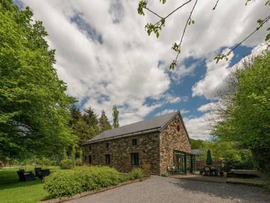 Rustic holiday home with sauna and jacuzzi in wooded area
