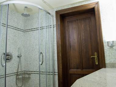 Spacious and well cared-for house with a panoramic view sauna and a summer pool