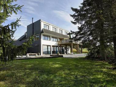 Luxurious Holiday Home in Stoumont with Pool & Bar