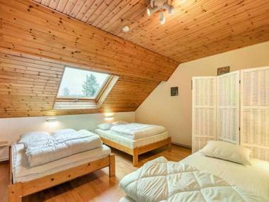 Ideal for a family room with garden or is of different games.