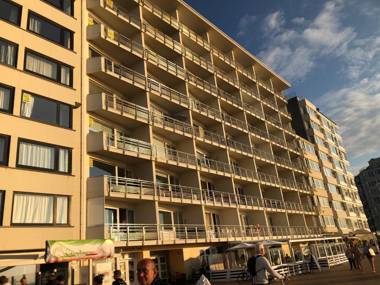 SEAVIEW spacious 2-bedroom apartment - 8p - OOSTENDE - Type BERLIN - direct seaview beachfront
