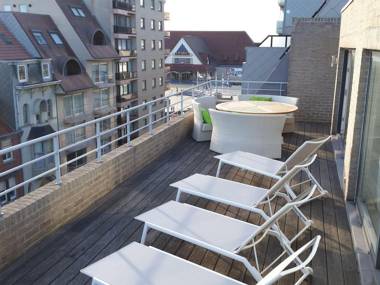 Quaint Apartment in Middelkerke with Terrace and Deckchairs