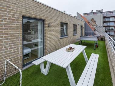Quaint Apartment in Middelkerke with Terrace and Deckchairs