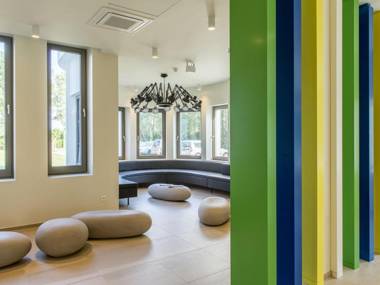 Modern apartment with a microwave located 1 km from the sea