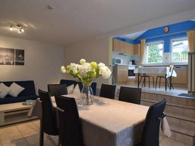 Combine city and countryside! Well-kept house with many games next to a farm