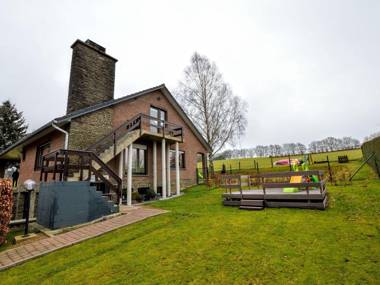 Spacious and well cared-for accommodation with garden right in the Ardens