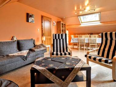 Spacious and well cared-for accommodation with garden right in the Ardens