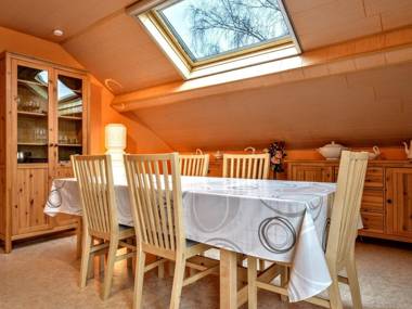 Spacious and well cared-for accommodation with garden right in the Ardens