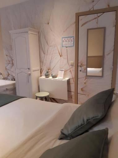 Casa-Cosi tourist & business flats with reserved parking and private terraces in shared garden with seasonal pool and sauna included