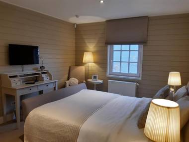 Casa-Cosi tourist & business flats with reserved parking and private terraces in shared garden with seasonal pool and sauna included