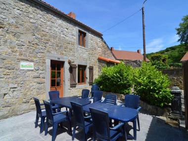 Quaint Holiday Home in Falaën at the foot of the ruins of Montaigle.