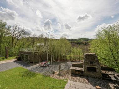 Beautiful holiday home with whirlpool and sauna situated along the woods