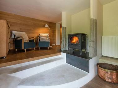 Beautiful holiday home with whirlpool and sauna situated along the woods