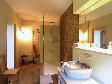 Unique Holiday Home in Virton with Jacuzzi