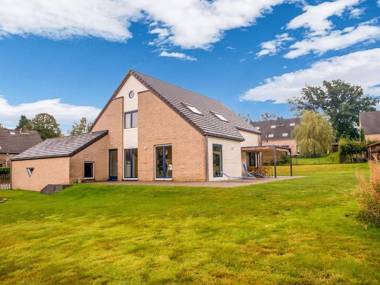 Splendid Villa in Sart Jalhay with Swimming Pool