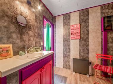 Lively Holiday Home with Garden Barbecue Garden Furniture