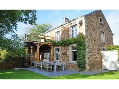 Stone-built house for 8 persons located in the centre of Werpin