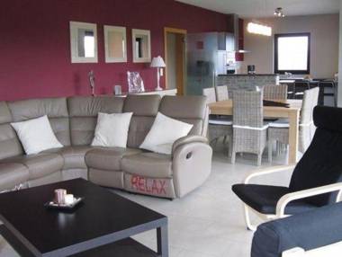 Classy Holiday Home in Martilly with Jacuzzi