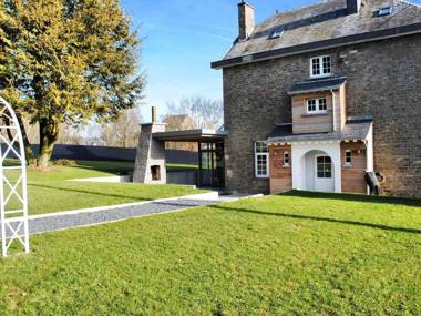 Luxurious Holiday Home in Courtil with Jacuzzi