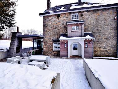 Luxurious Holiday Home in Courtil with Jacuzzi