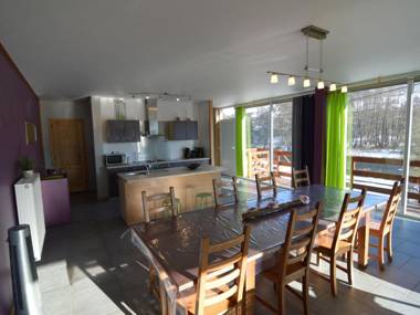 Lovely modern cottage with sauna bubble baths and even a beach on the river!