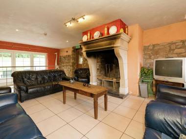 Glorious Holiday Home in Wéris with Jacuzzi