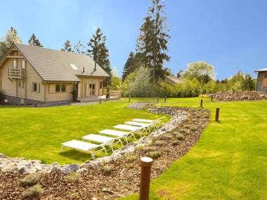 New luxurious villa with sauna Jacuzzi recreation room and large enclosed garden