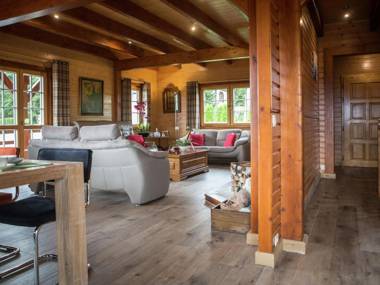 Affluent Chalet in Septon with Whirlpool Sauna & Jacuzzi