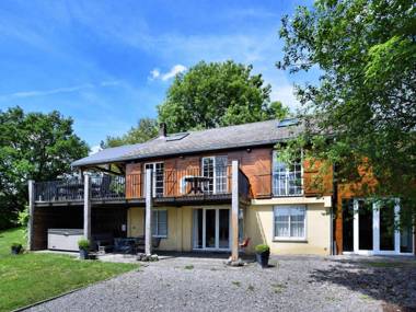 Cozy and luxurious chalet with sauna jacuzzi large garden and covered terrace