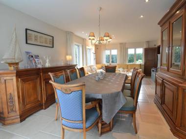 Sun-kissed Villa in Diksmuide with Garden Terrace Sauna