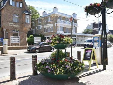 Former hotel in the centre and at 50 metres from the beach in Panne