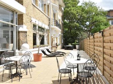 Former hotel in the centre and at 50 metres from the beach in Panne