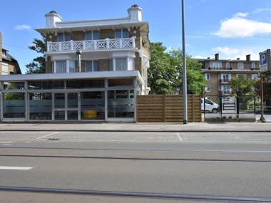 Former hotel in the centre and at 50 metres from the beach in Panne