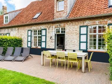 Farm on authentic historic farm complex in the middle of the polder landscape near Damme