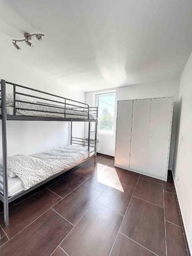 House With Free Parking 15min From The Airport