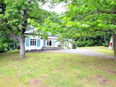 Comfortably furnished bungalow with large garden and barbecue