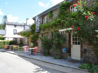 Cozy Holiday Home in Bièvre with Pond