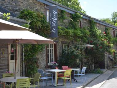 Cozy Holiday Home in Bièvre with Pond