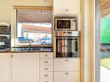 Ideal Holiday Home in Gijverinkhove with Terrace Garden