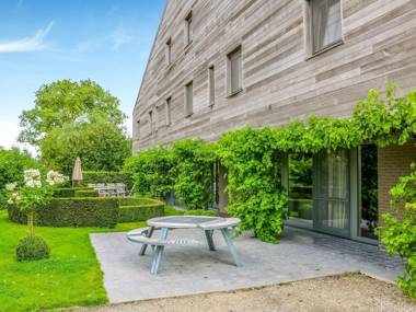 Serene Holiday Home in Gijverinkhove with Terrace Garden