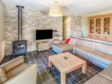 Serene Holiday Home in Gijverinkhove with Terrace Garden