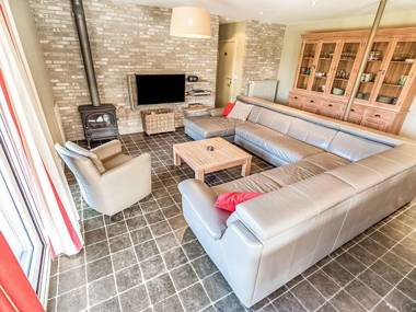 Serene Holiday Home in Gijverinkhove with Terrace Garden