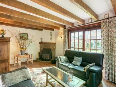 Beautiful Farmhouse in Beveren-aan-den-IJzer with Terrace