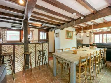 Beautiful Farmhouse in Beveren-aan-den-IJzer with Terrace